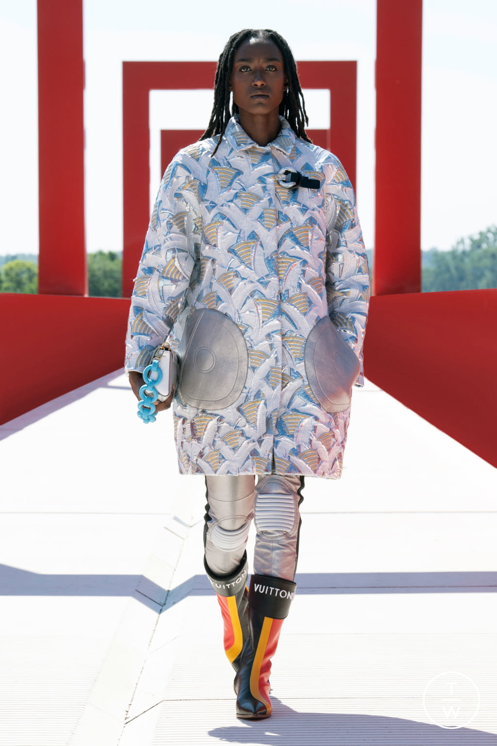 Fashion Week Paris Resort 2022 look 13 from the Louis Vuitton collection 女装
