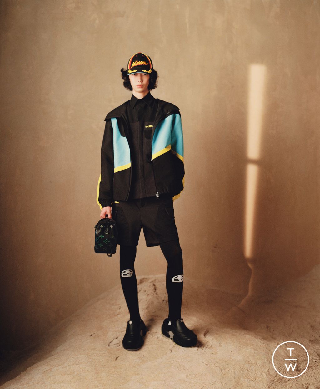 Fashion Week Paris Pre-Fall 2023 look 15 from the Louis Vuitton collection menswear