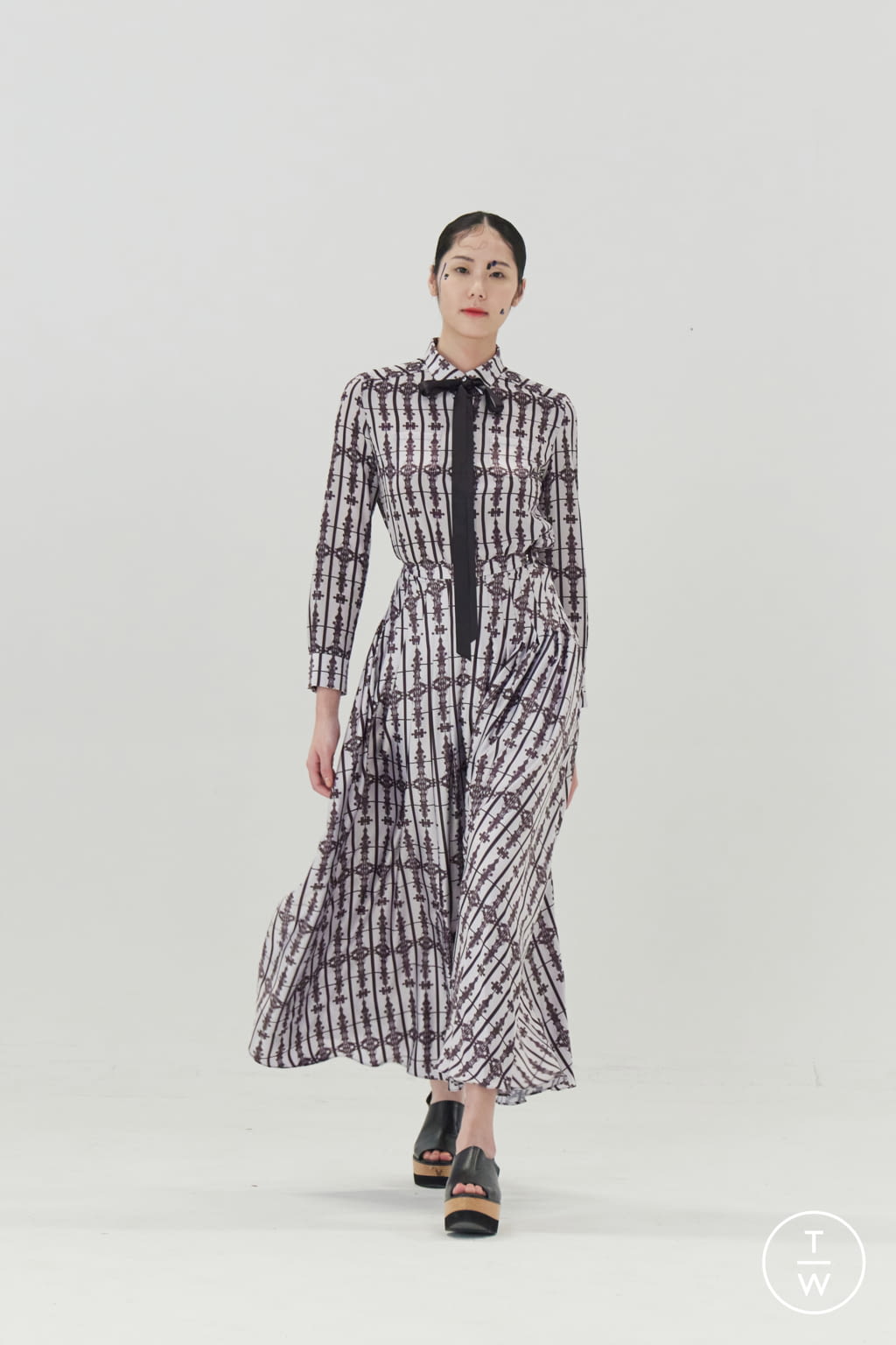 Fashion Week London Fall/Winter 2021 look 13 from the APUJAN collection womenswear