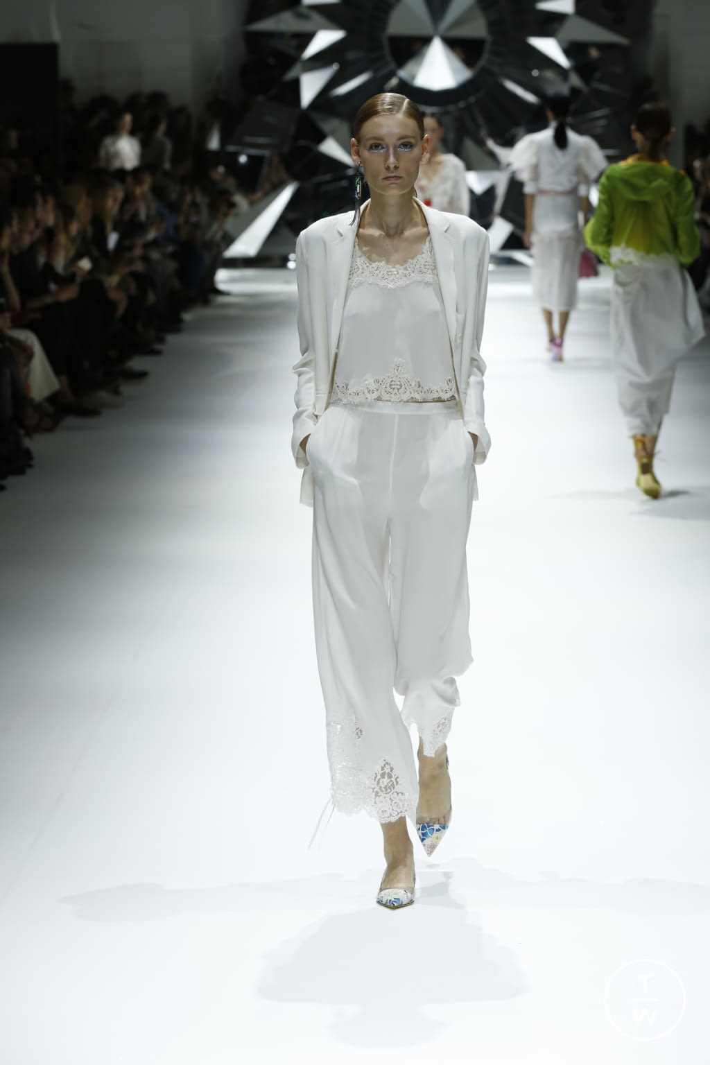 Fashion Week Paris Spring/Summer 2017 look 13 from the Shiatzy Chen collection womenswear