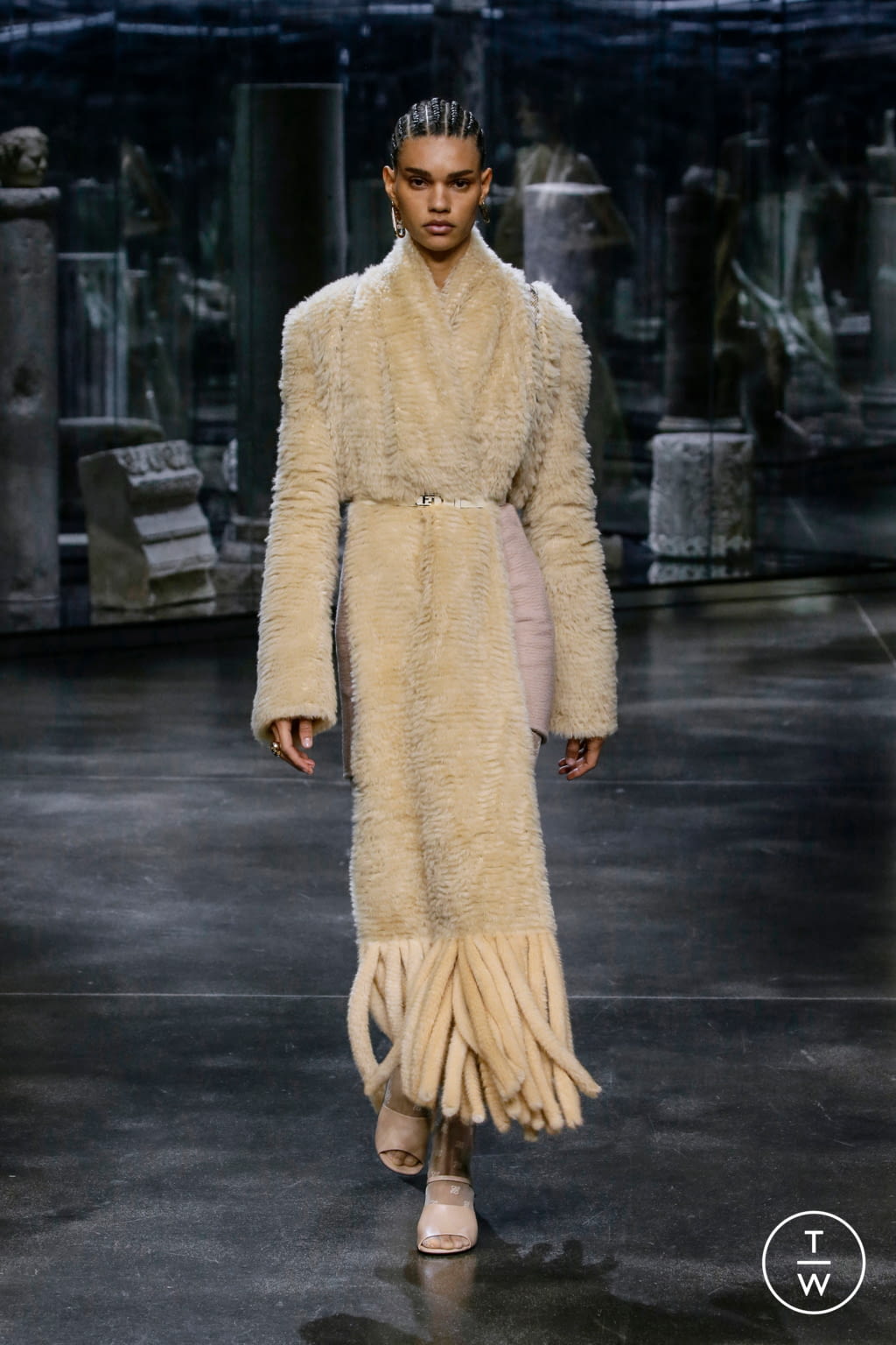 Fashion Week Milan Fall/Winter 2021 look 13 from the Fendi collection 女装
