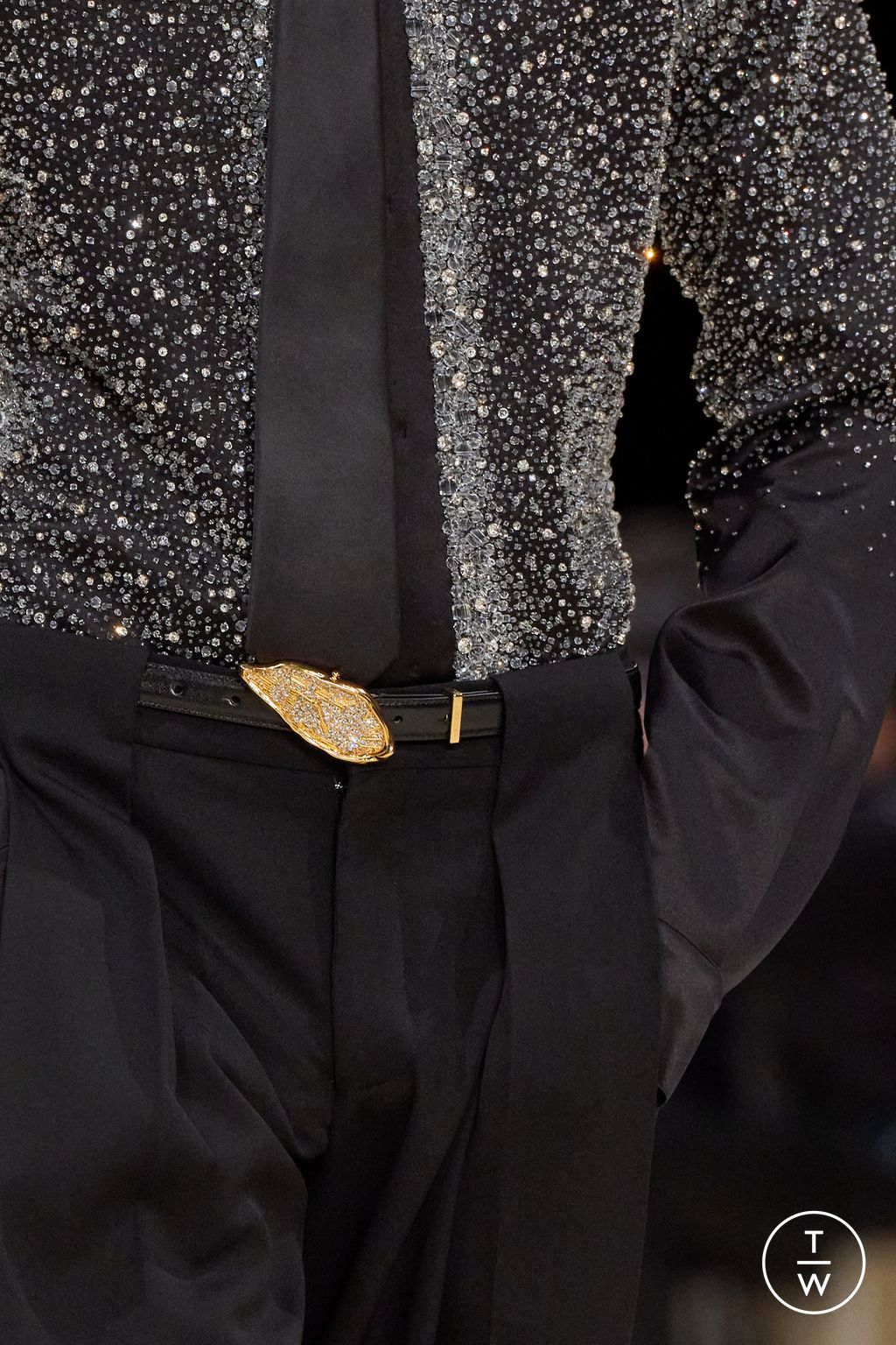 Fashion Week Paris Fall/Winter 2024 look 37 from the Balmain collection 男装配饰