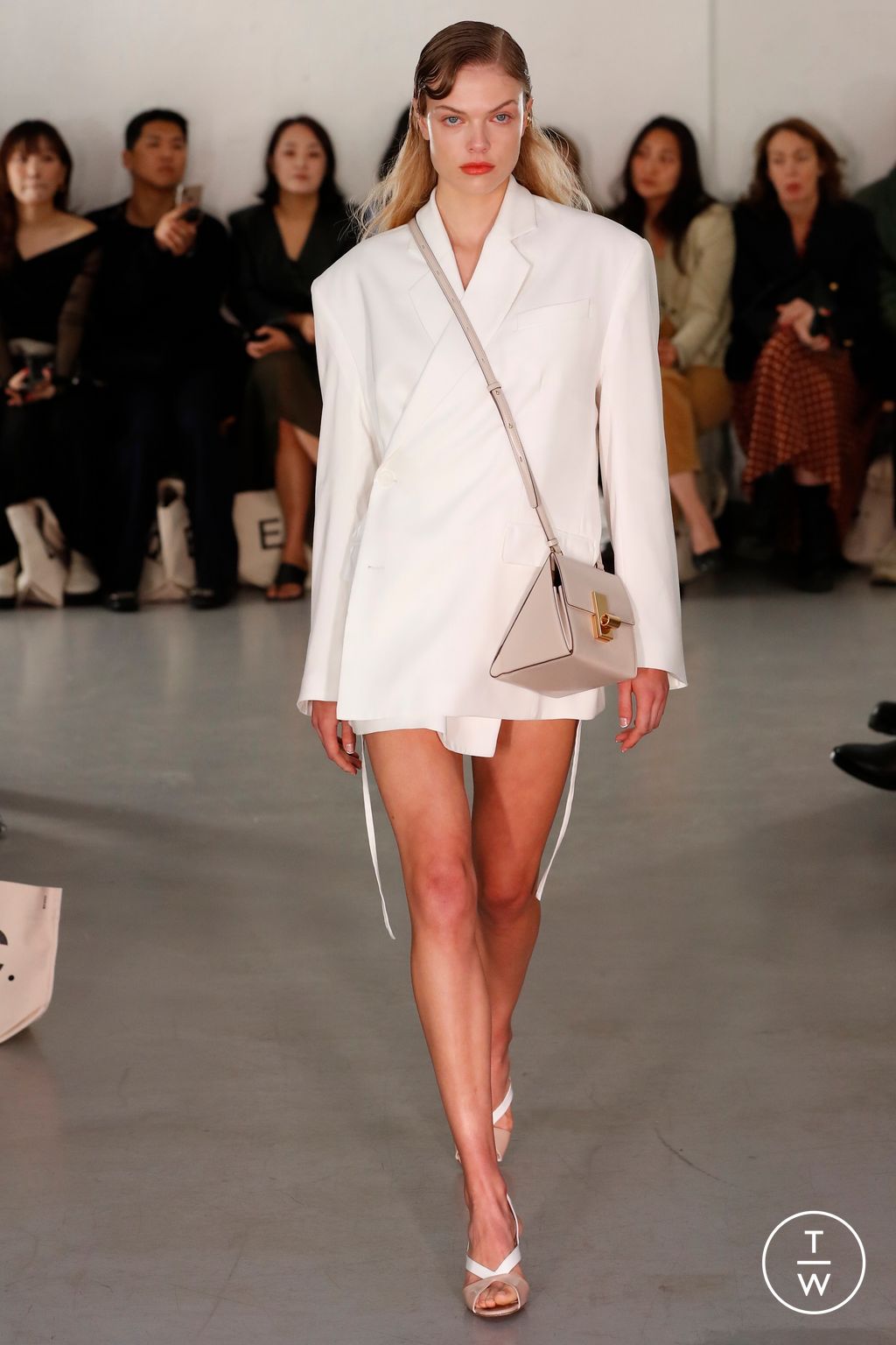 Fashion Week London Spring/Summer 2023 look 7 de la collection Eudon Choi womenswear