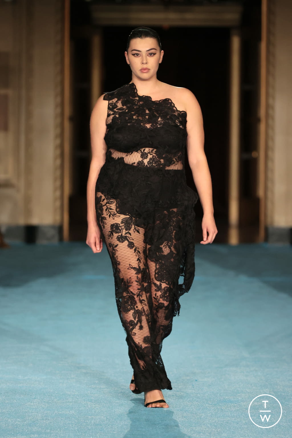 Fashion Week New York Spring/Summer 2022 look 36 from the Christian Siriano collection womenswear