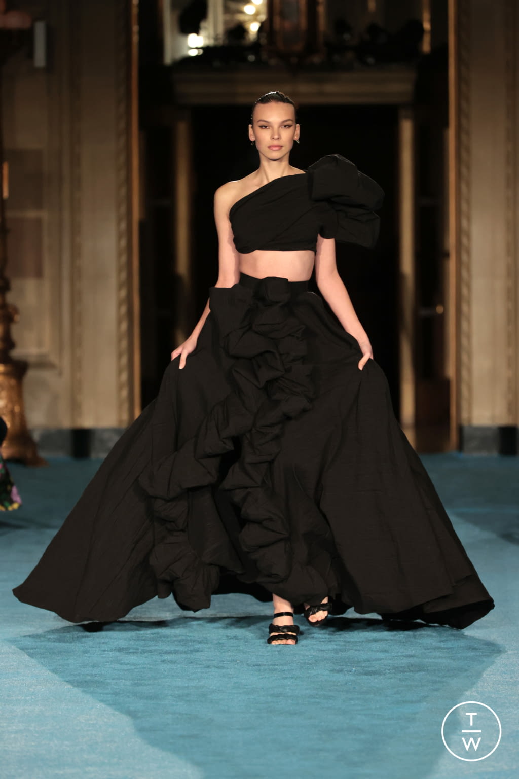 Fashion Week New York Spring/Summer 2022 look 32 de la collection Christian Siriano womenswear