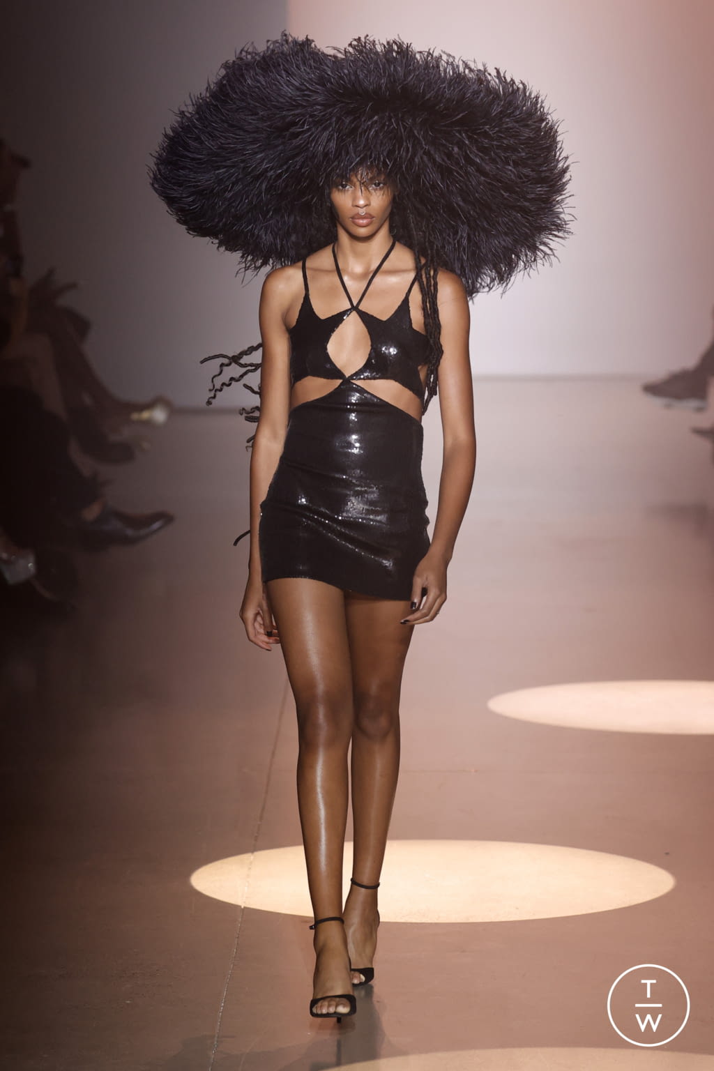 Fashion Week New York Spring/Summer 2022 look 1 de la collection Christian Cowan womenswear