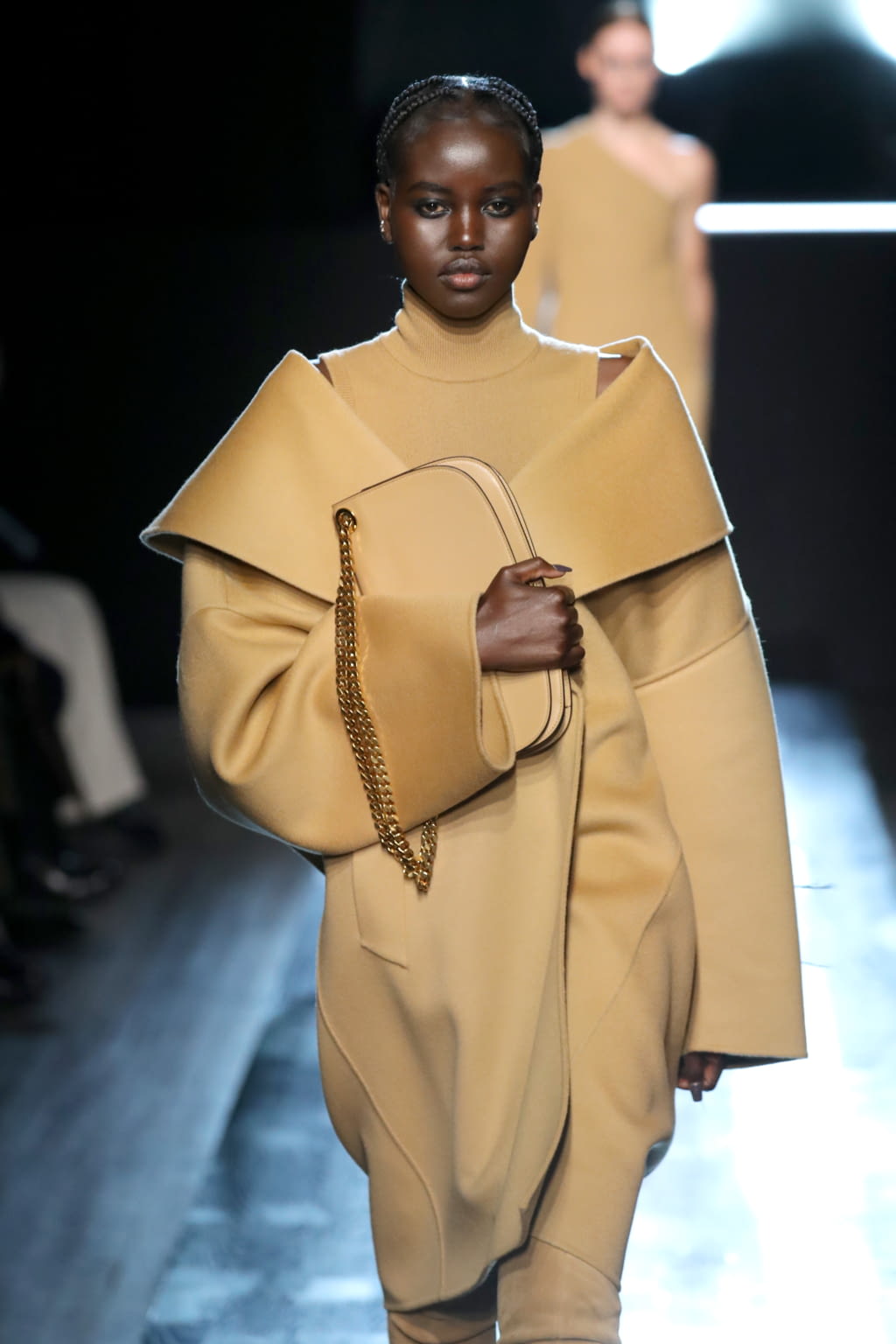Fashion Week New York Fall/Winter 2022 look 2 from the Michael Kors Collection collection 女装配饰