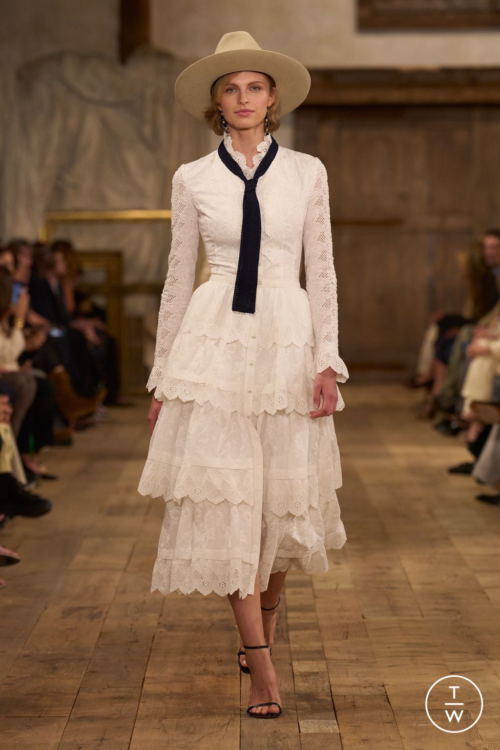 Fashion Week New York Spring/Summer 2024 look 14 from the Ralph Lauren collection 女装