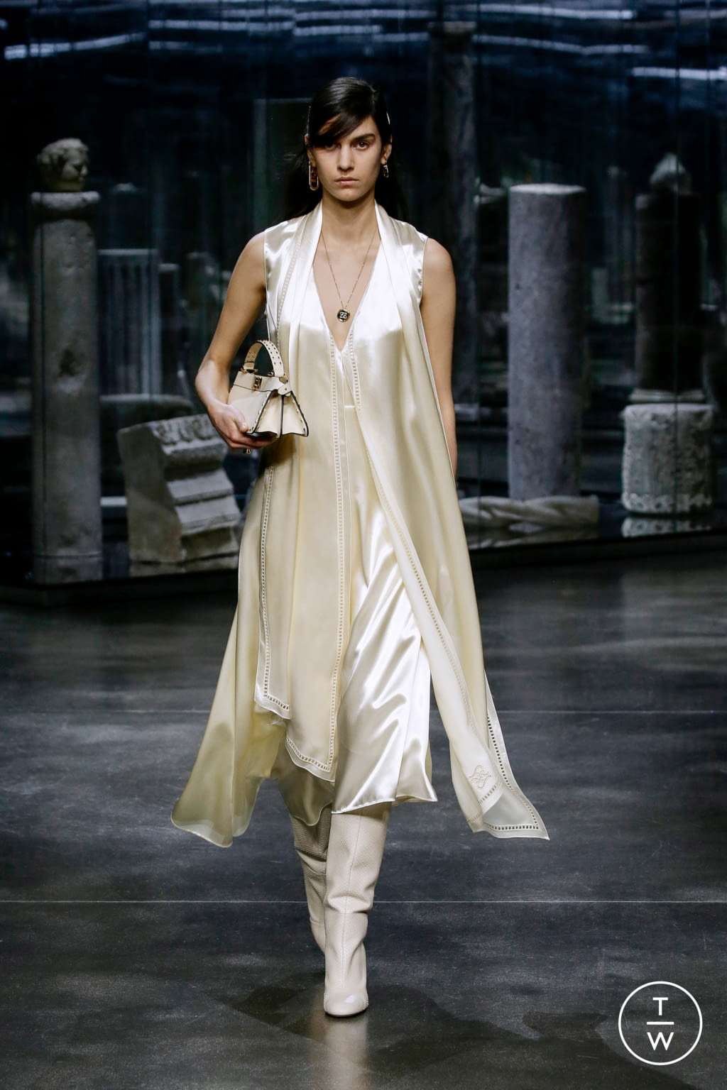 Fashion Week Milan Fall/Winter 2021 look 14 from the Fendi collection 女装