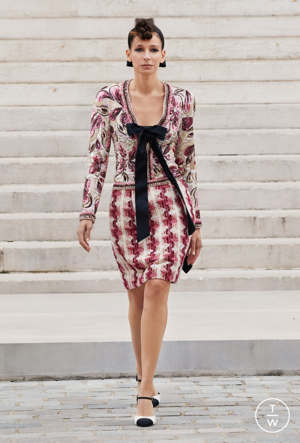 Fashion Week Paris Fall/Winter 2021 look 14 from the Chanel collection couture