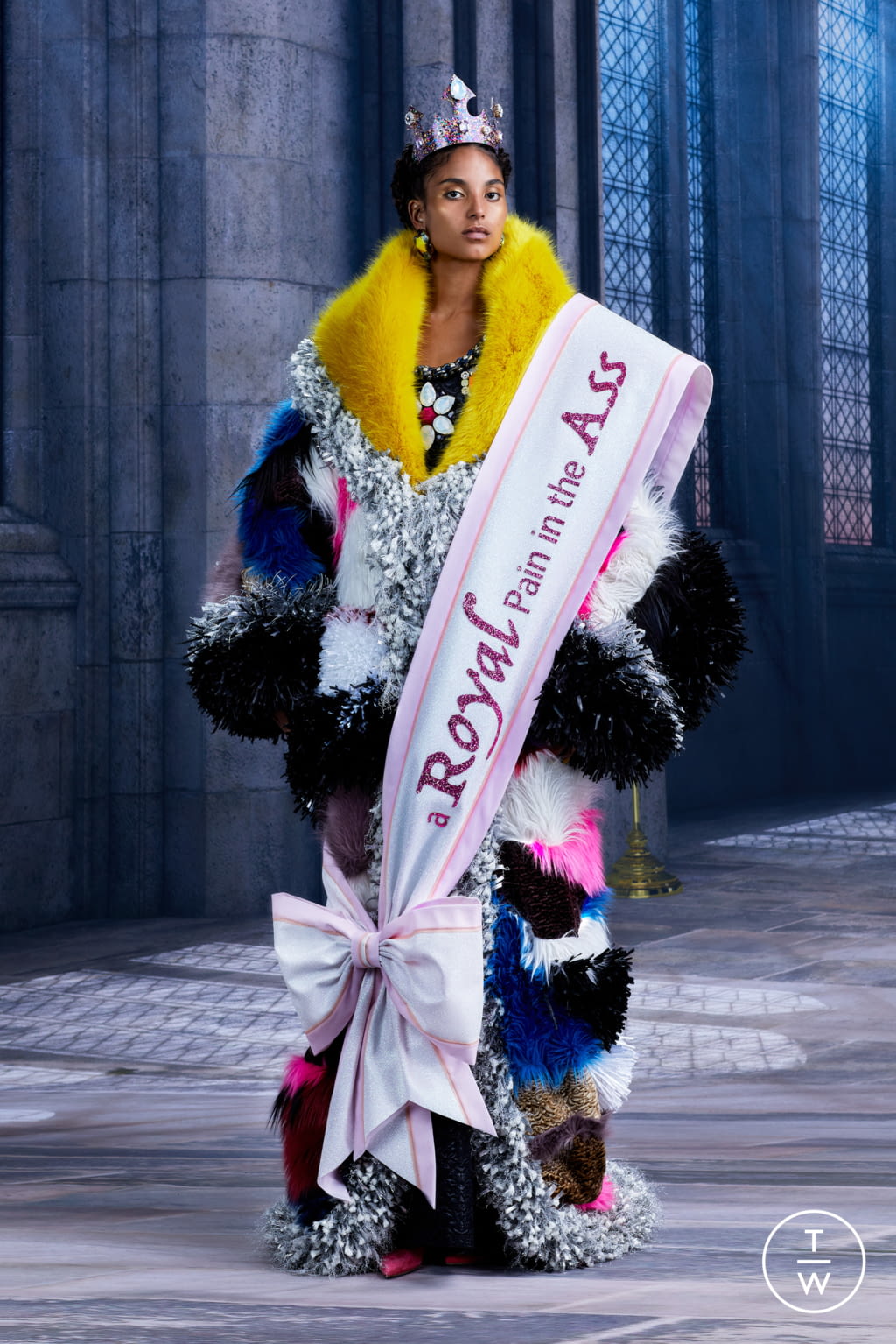 Fashion Week Paris Fall/Winter 2021 look 14 from the Viktor & Rolf collection couture