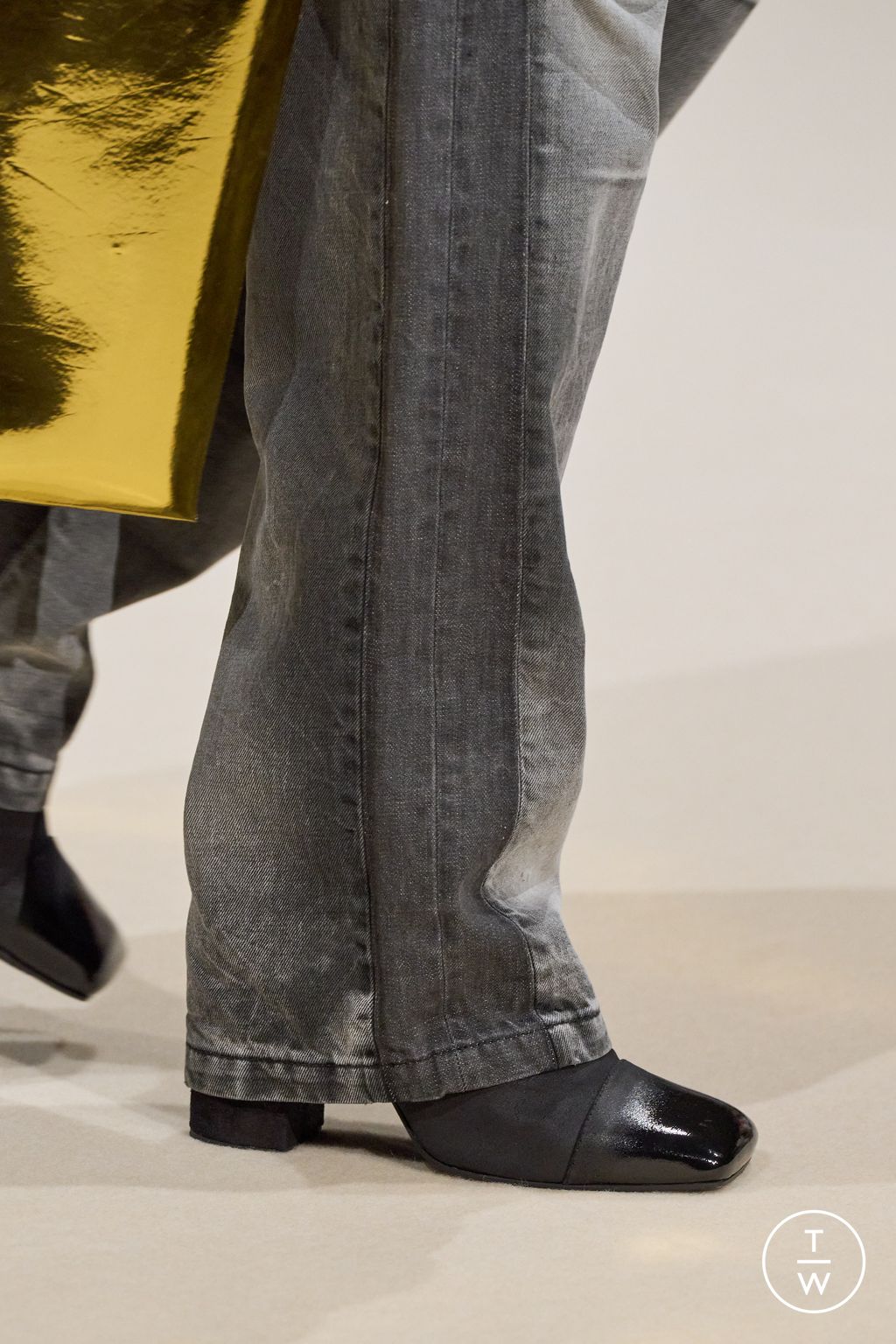 Fashion Week Paris Fall/Winter 2024 look 35 de la collection Balmain menswear accessories