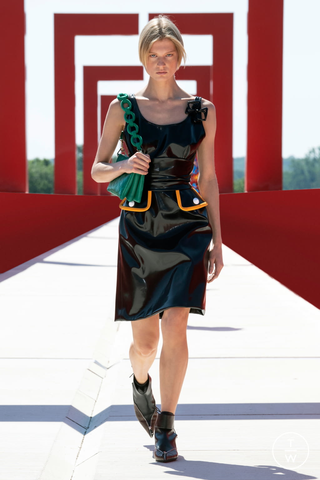 Fashion Week Paris Resort 2022 look 15 from the Louis Vuitton collection womenswear