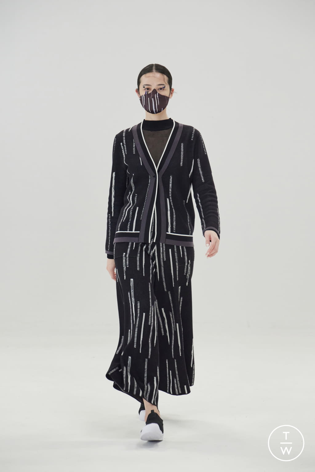 Fashion Week London Fall/Winter 2021 look 15 from the APUJAN collection 女装