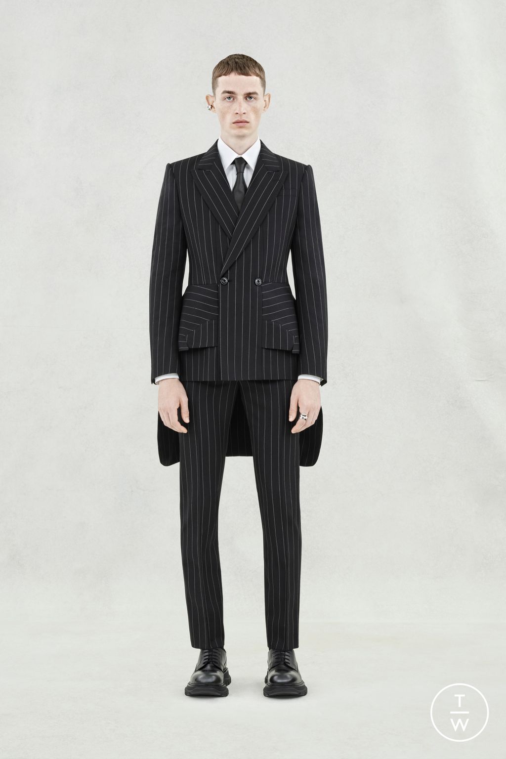 Fashion Week London Spring/Summer 2024 look 18 from the Alexander McQueen collection menswear