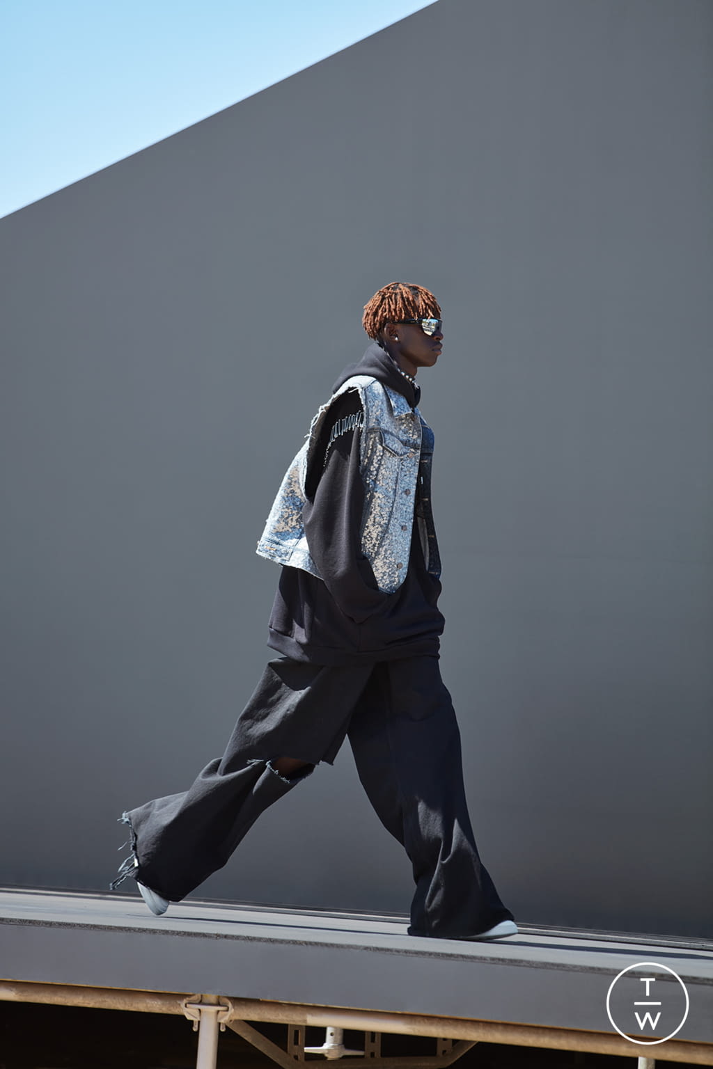 Fashion Week Paris Spring/Summer 2022 look 15 from the Celine collection menswear