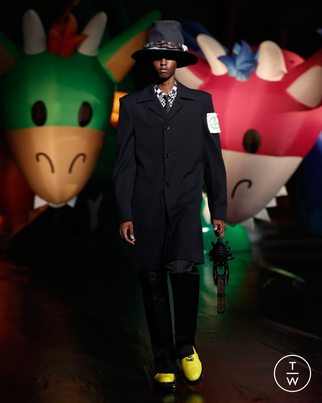 Fashion Week Paris Spring/Summer 2021 look 76 from the Louis Vuitton collection 男装
