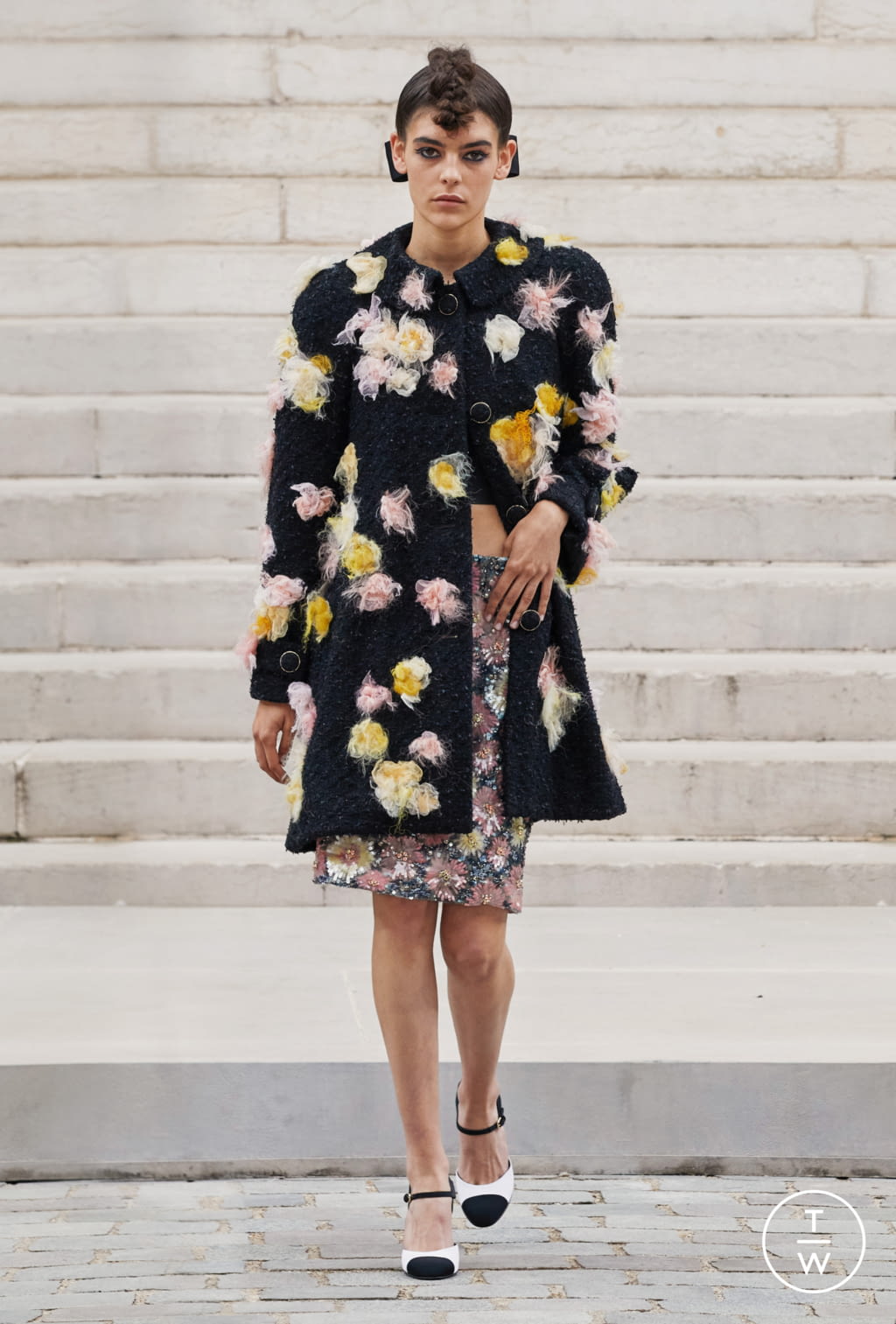 Fashion Week Paris Fall/Winter 2021 look 15 from the Chanel collection couture