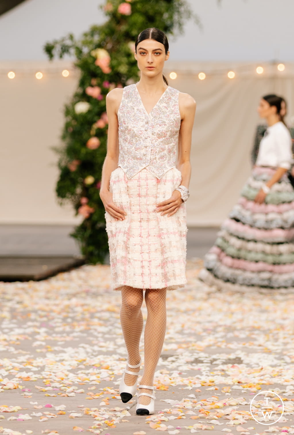 Fashion Week Paris Spring/Summer 2021 look 15 from the Chanel collection couture