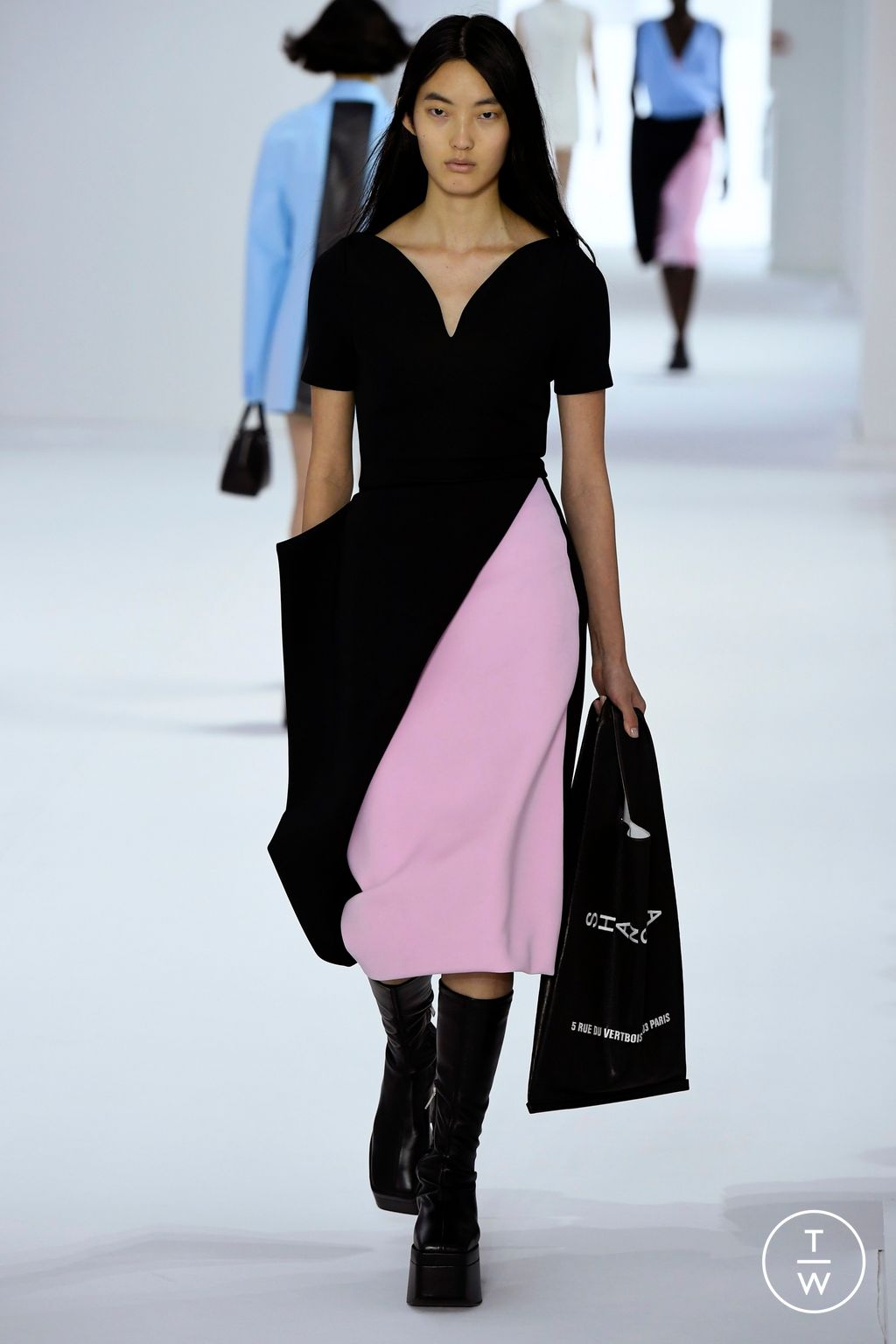 Fashion Week Paris Spring/Summer 2023 look 32 from the Shang Xia collection womenswear