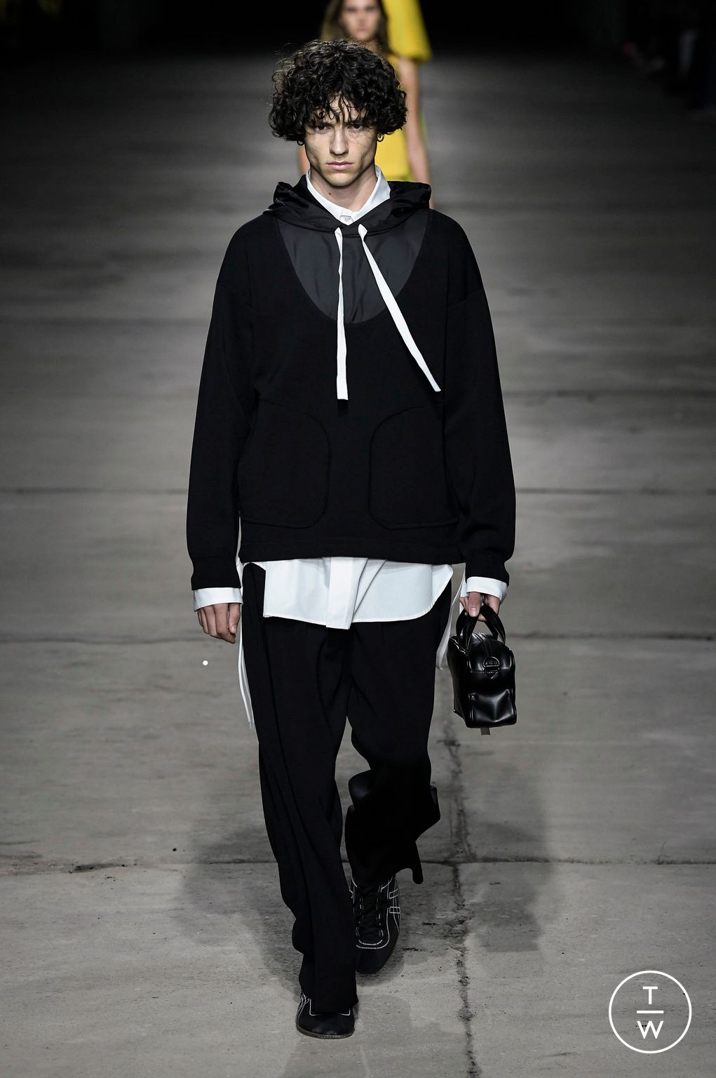 Fashion Week Milan Spring/Summer 2023 look 21 from the Onitsuka Tiger collection 女装