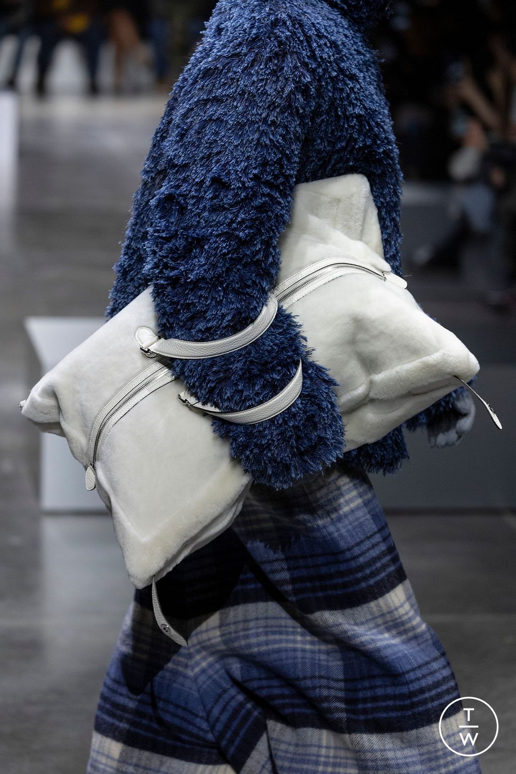 Fashion Week Paris Fall/Winter 2024 look 41 de la collection Fendi menswear accessories
