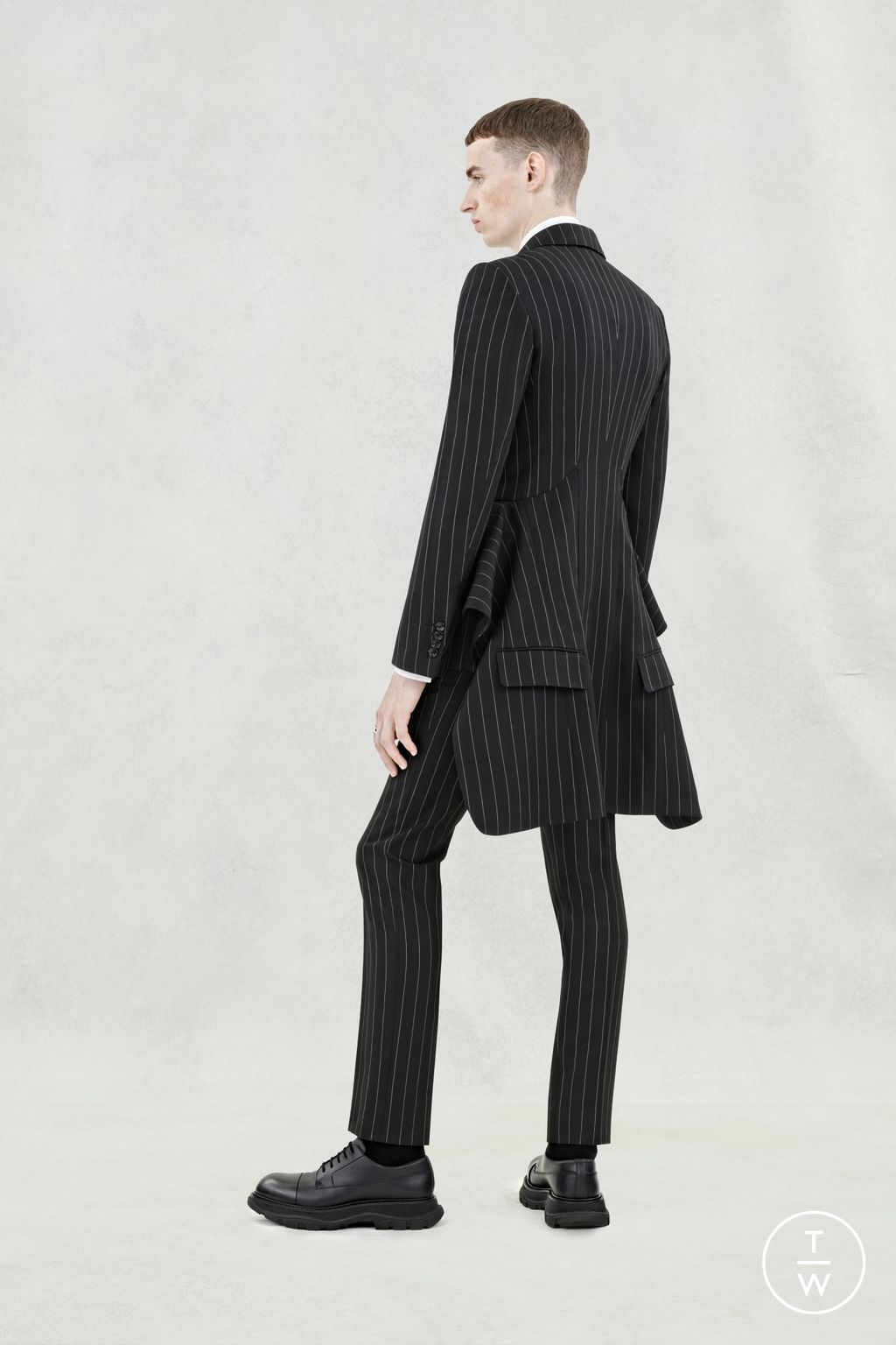 Fashion Week London Spring/Summer 2024 look 19 from the McQueen collection menswear