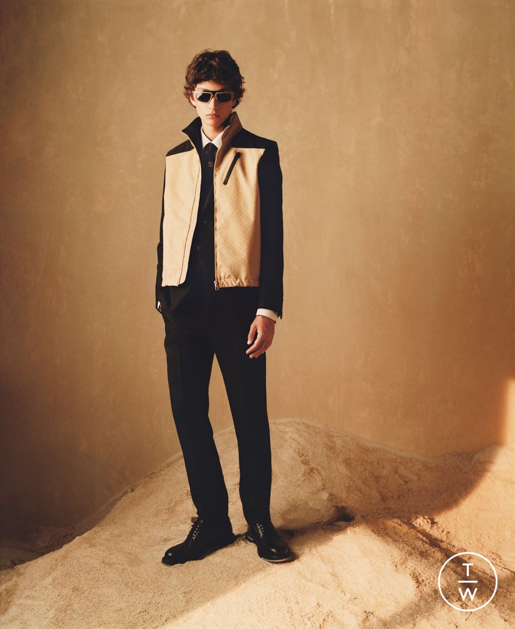 Fashion Week Paris Pre-Fall 2023 look 18 from the Louis Vuitton collection menswear