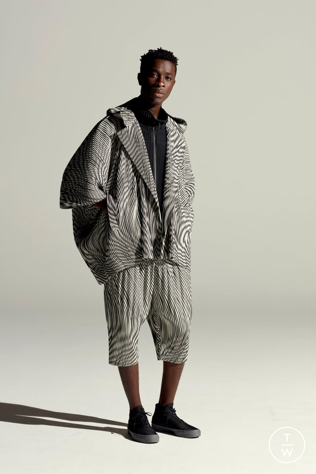 Fashion Week Paris Spring/Summer 2022 look 16 from the HOMME PLISSÉ ISSEY MIYAKE collection menswear