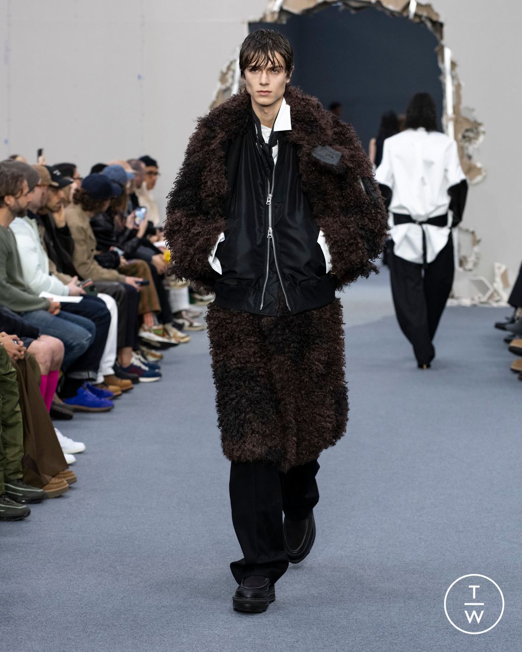 Fashion Week Paris Fall/Winter 2026 look 16 from the Sacai collection 男装