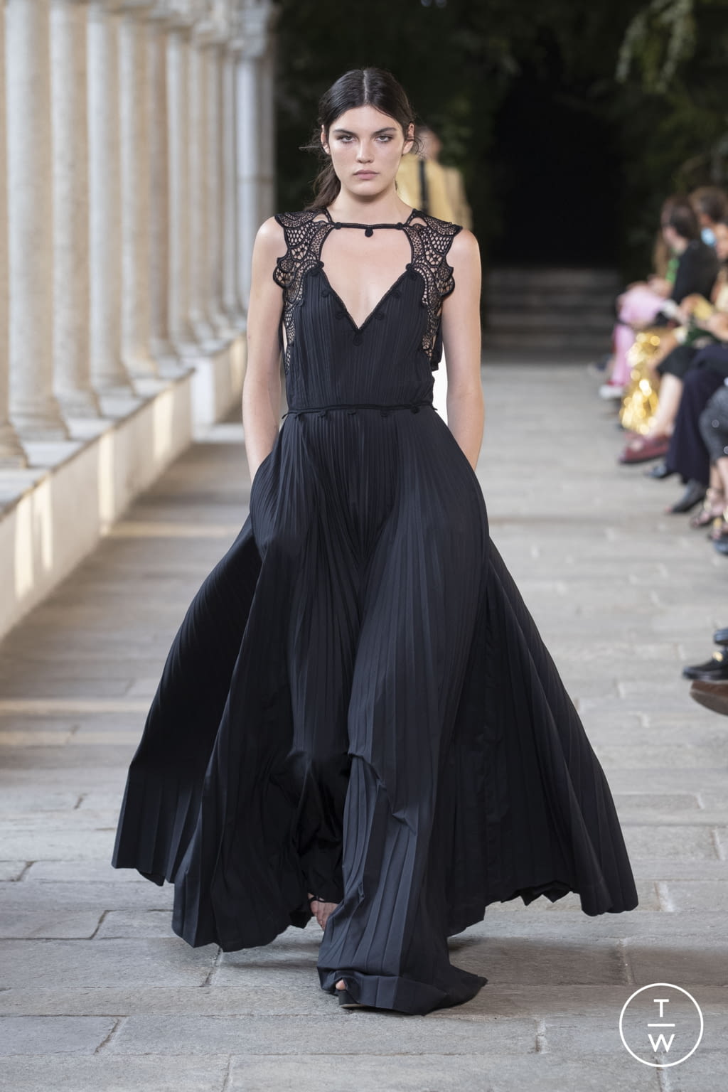 Fashion Week Milan Spring/Summer 2022 look 16 from the Alberta Ferretti collection 女装