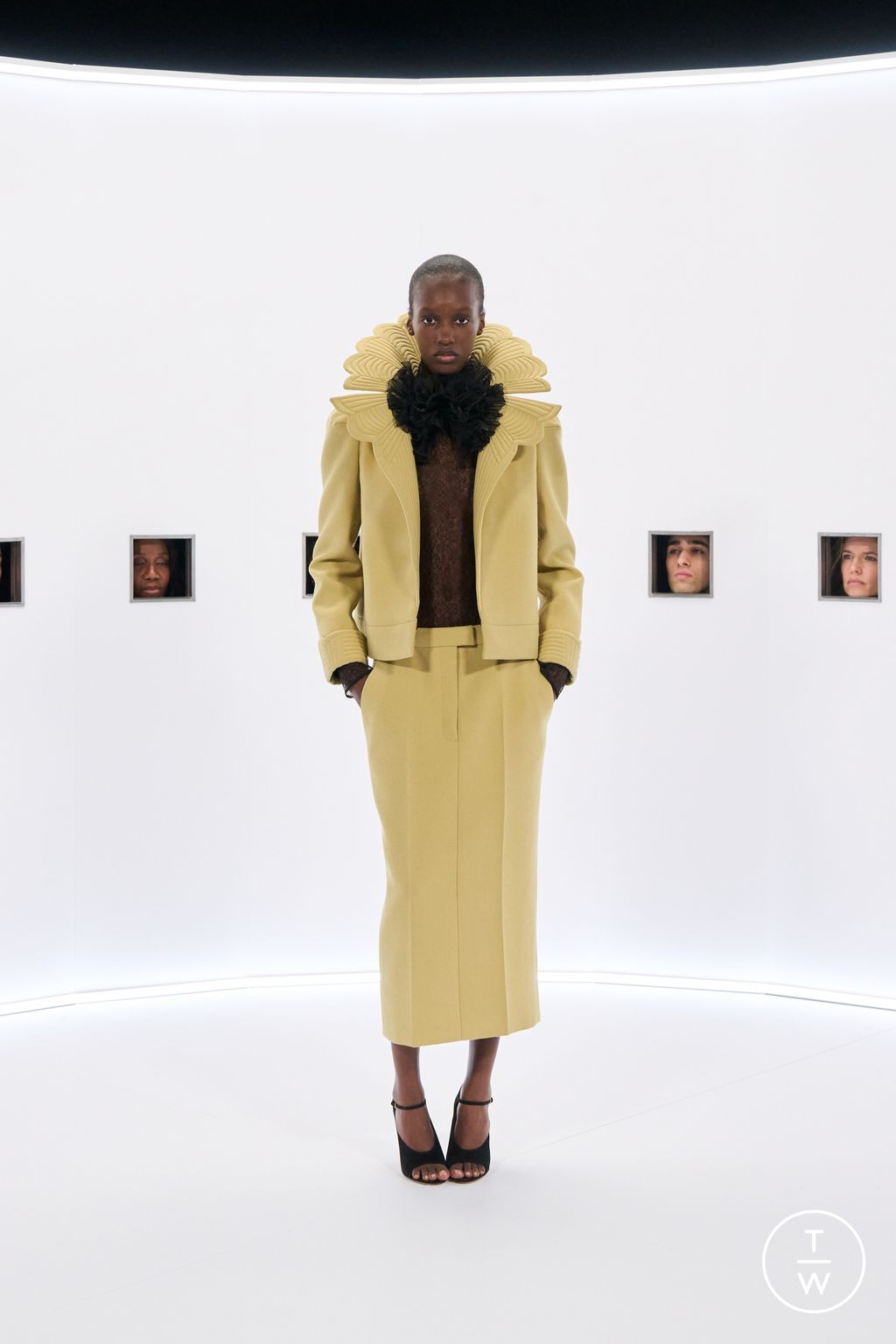 Fashion Week Paris Spring/Summer 2026 look 16 from the Valentino collection couture