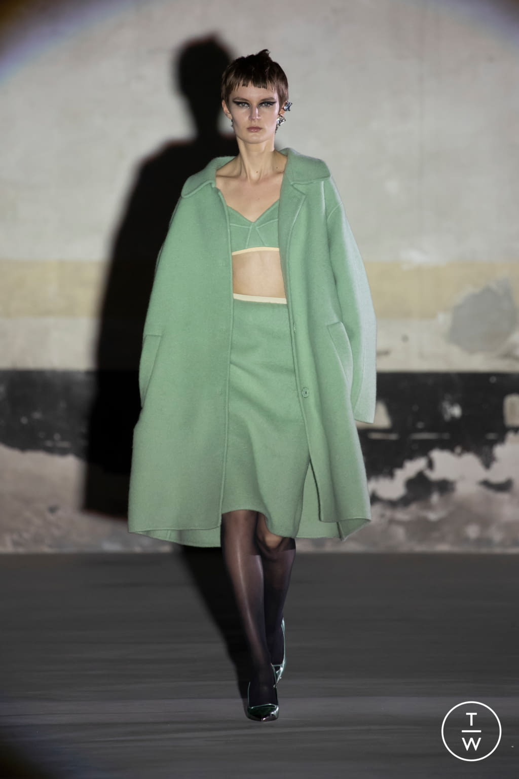 Fashion Week Milan Fall/Winter 2021 look 16 from the N°21 collection 女装