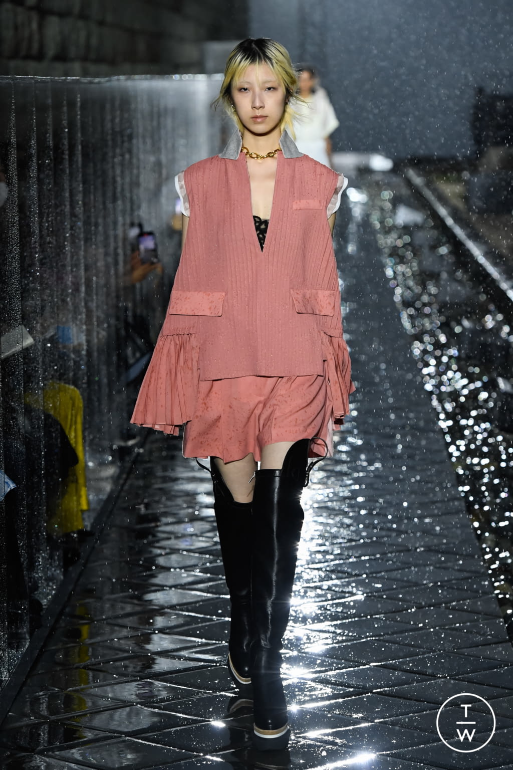 Fashion Week Paris Spring/Summer 2021 look 16 from the Sacai collection womenswear