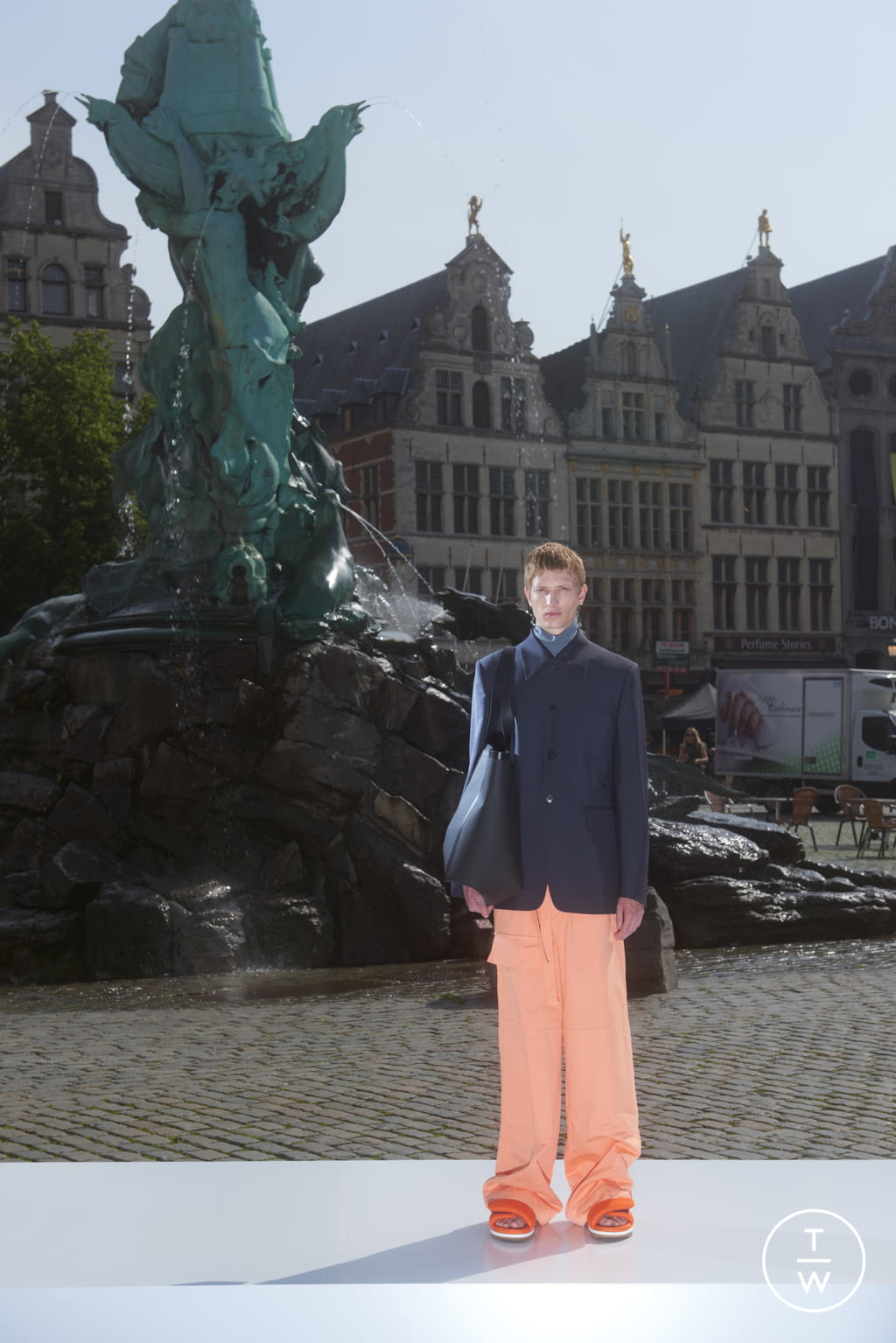 Fashion Week Paris Spring/Summer 2022 look 16 from the Dries Van Noten collection menswear