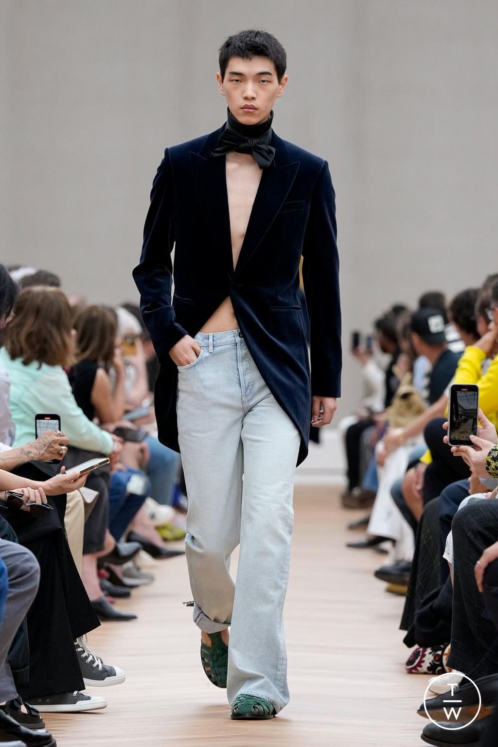 Fashion Week Paris Spring/Summer 2026 look 16 from the Dior Homme collection menswear