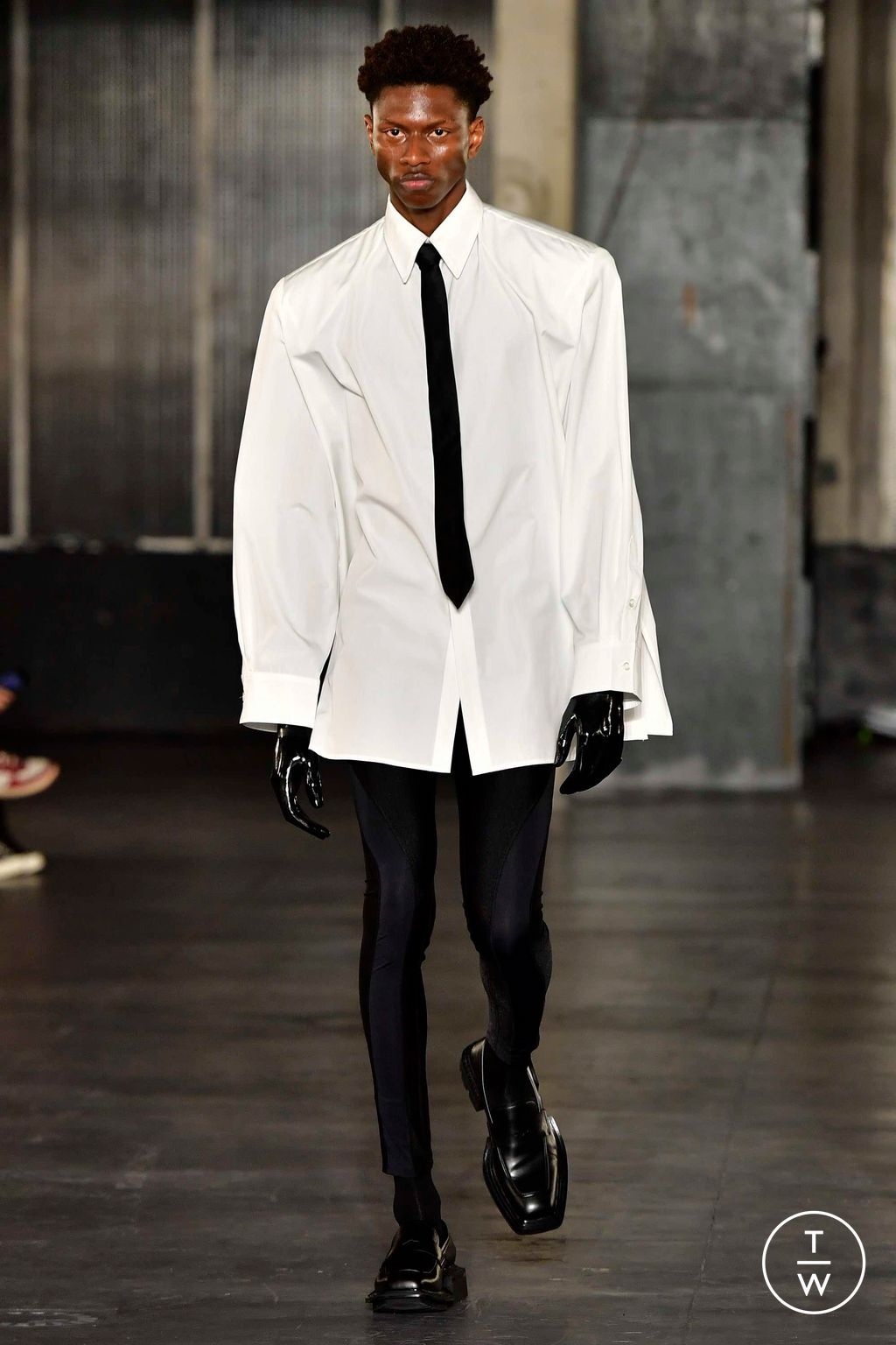 Fashion Week Paris Fall/Winter 2023 look 2 from the Louis Gabriel Nouchi collection menswear