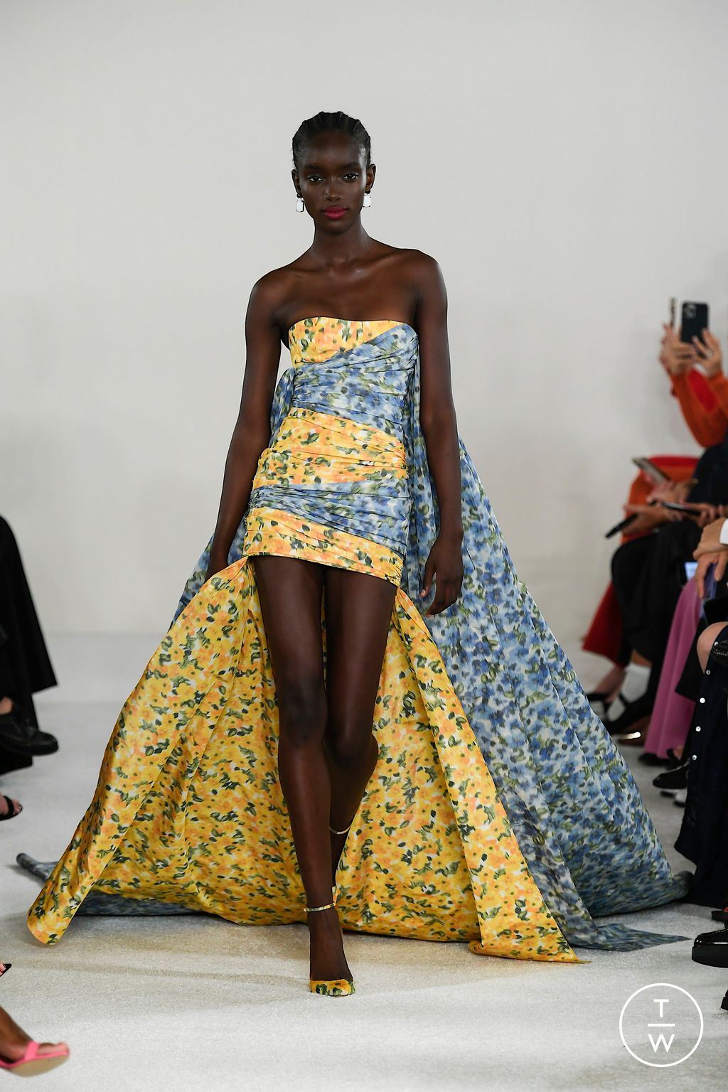 Fashion Week New York Spring/Summer 2023 look 7 from the Carolina Herrera collection womenswear