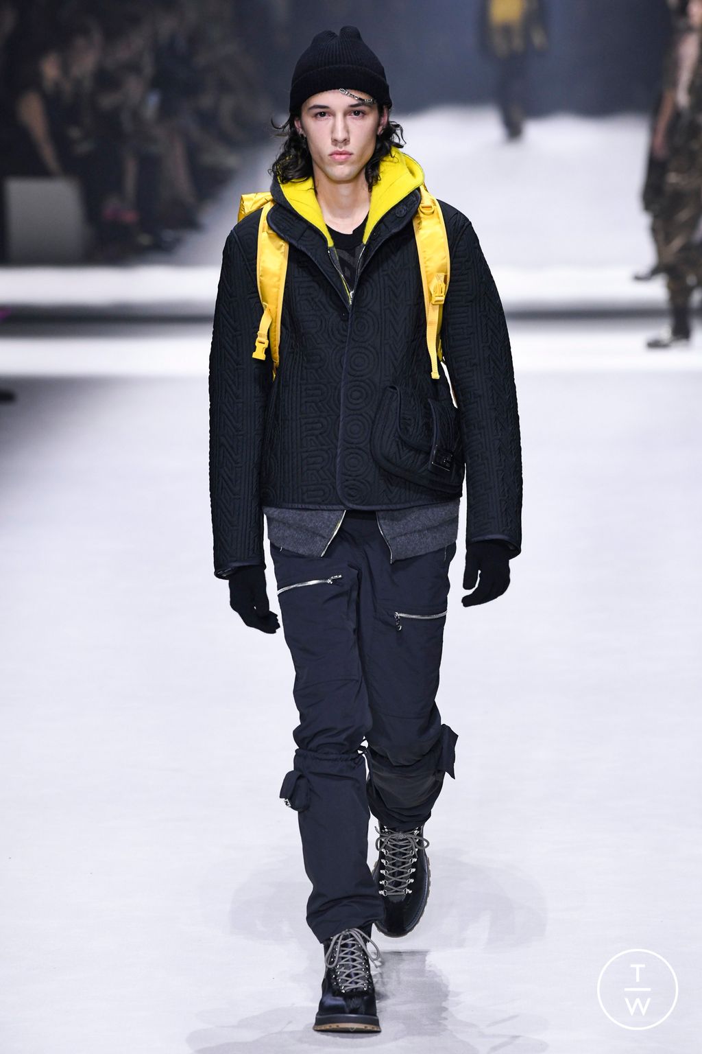 Fashion Week New York Resort 2023 look 20 from the Fendi collection 女装