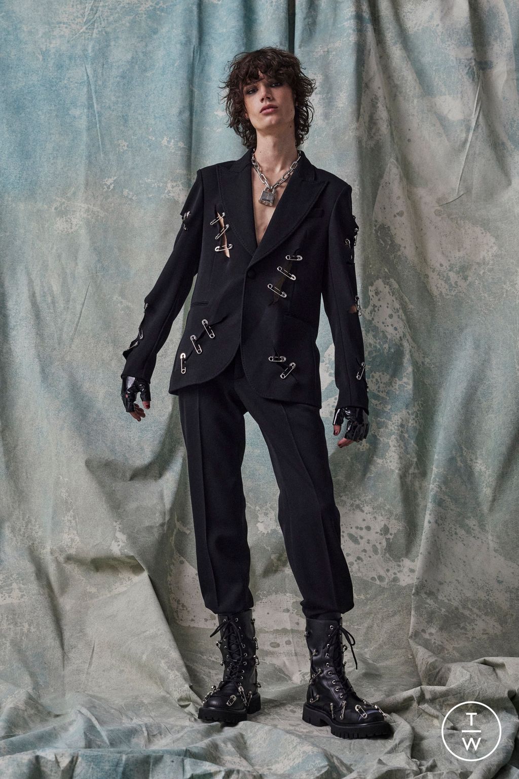 Fashion Week Milan Pre-Fall 2023 look 16 from the Moschino collection 男装