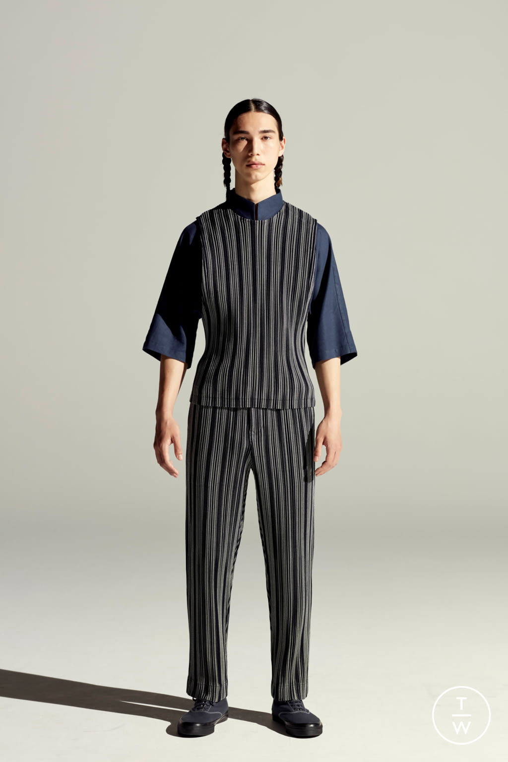 Fashion Week Paris Spring/Summer 2022 look 17 from the HOMME PLISSÉ ISSEY MIYAKE collection menswear