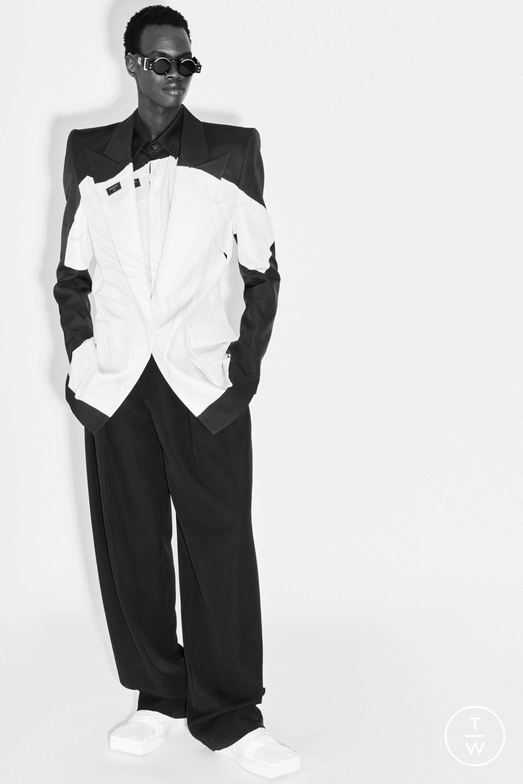 Fashion Week Paris Resort 2025 look 17 from the Balmain collection menswear