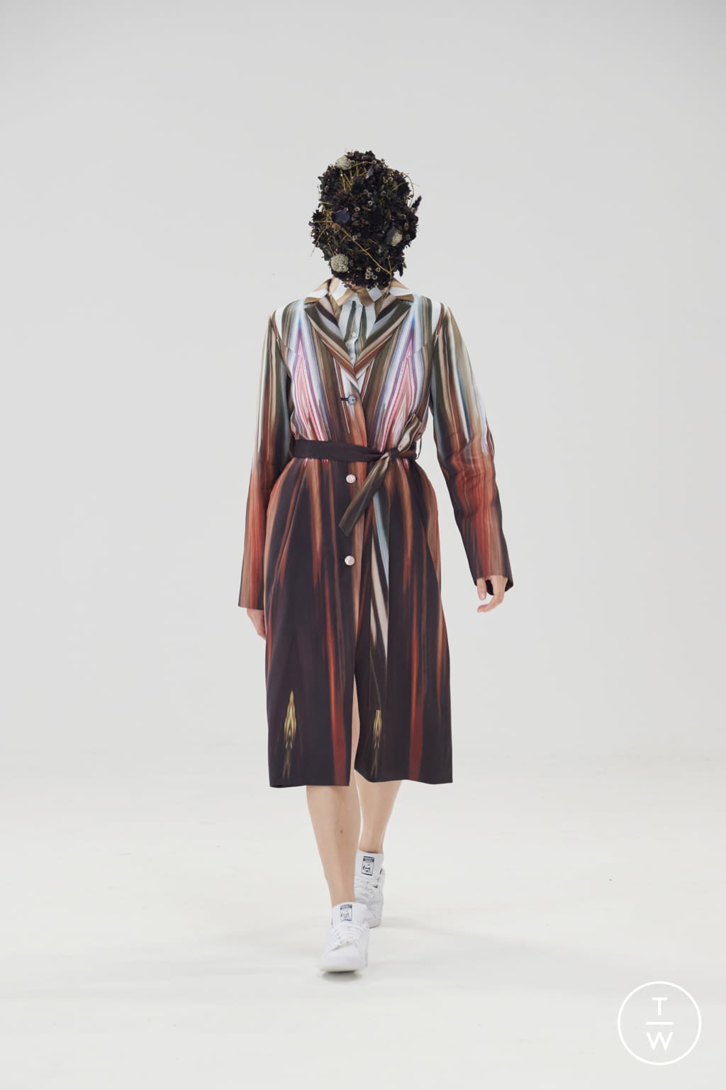 Fashion Week London Fall/Winter 2021 look 16 from the APUJAN collection womenswear
