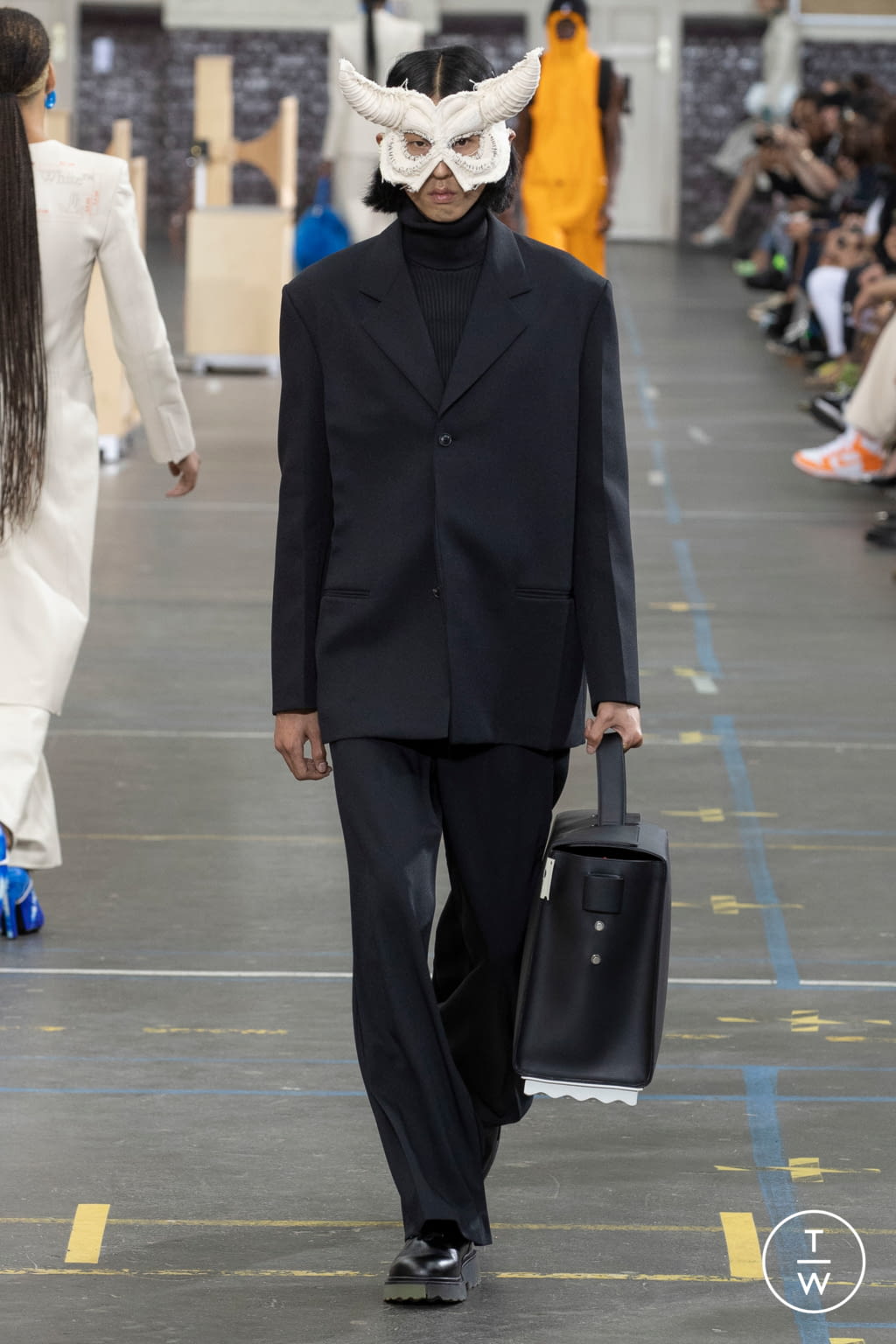 Fashion Week Paris Fall/Winter 2021 look 17 from the Off-White collection 女装