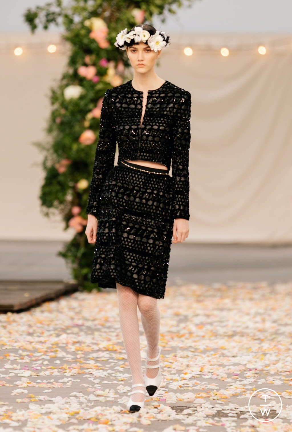 Fashion Week Paris Spring/Summer 2021 look 17 from the Chanel collection couture