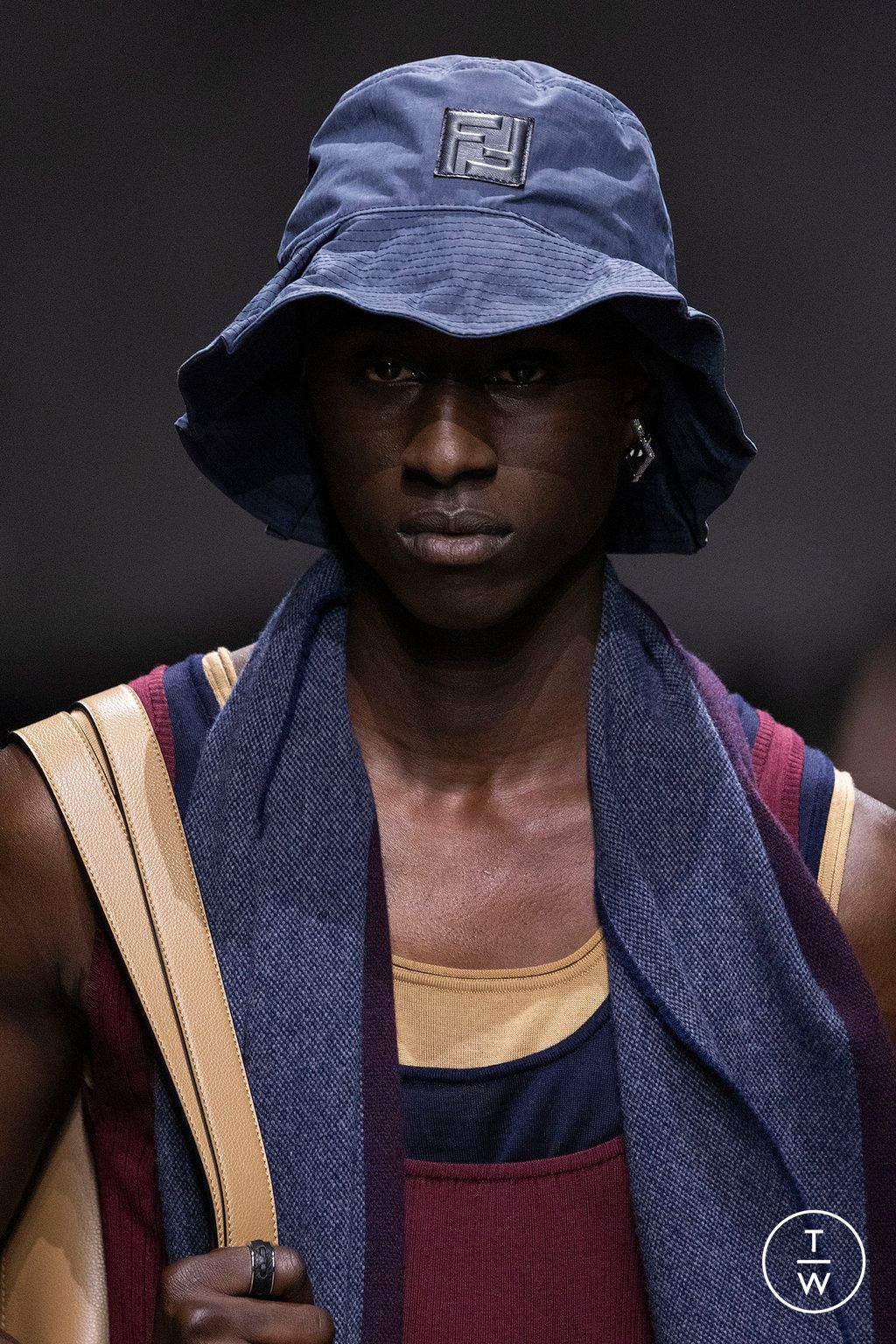 Fashion Week Paris Fall/Winter 2024 look 88 de la collection Fendi menswear accessories