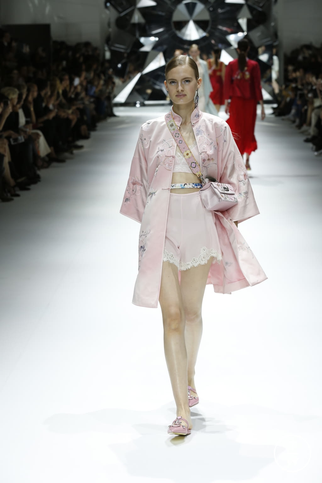 Fashion Week Paris Spring/Summer 2017 look 18 de la collection Shiatzy Chen womenswear