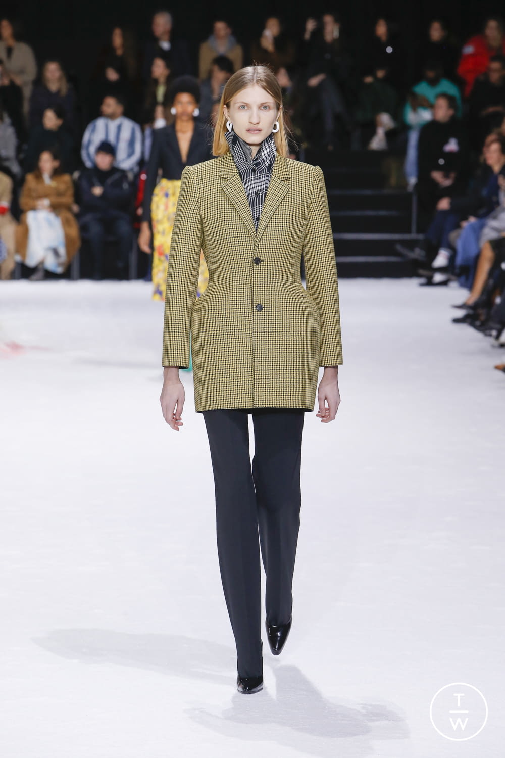 Fashion Week Paris Fall/Winter 2018 look 18 de la collection Balenciaga womenswear