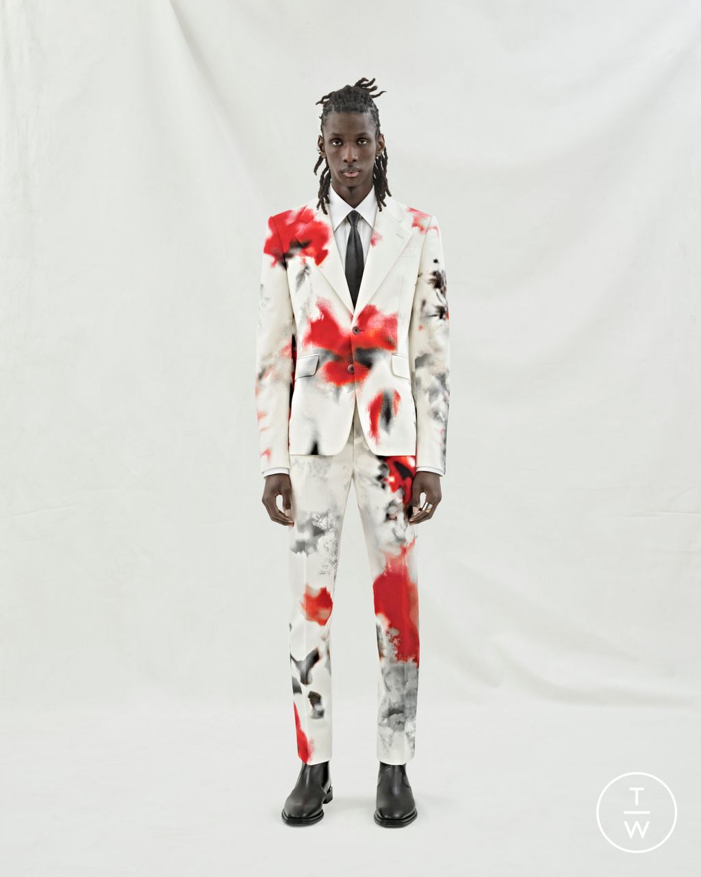Fashion Week Paris Resort 2024 look 15 from the Alexander McQueen collection 男装