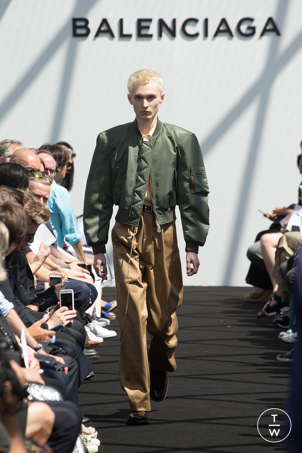 Blive ved Anmeldelse Stræbe Balenciaga S/S 17 menswear #18 - The Fashion Search Engine - TAGWALK